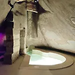 Wave 24 Savynomad Harbour & Private Jacuzzi Cave