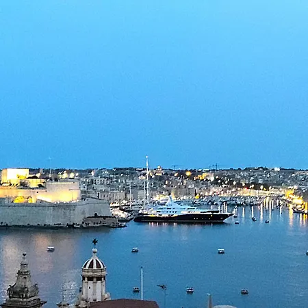 Wave 24 Savynomad Harbour & Private Jacuzzi Cave