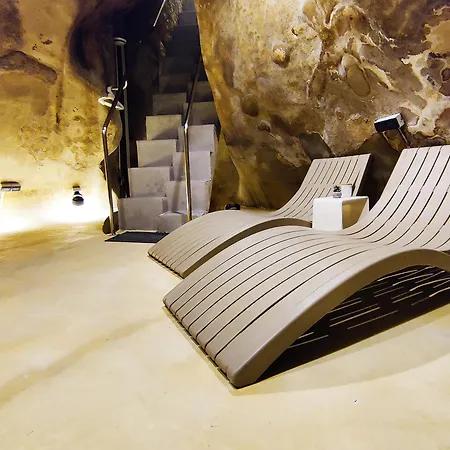 Wave 24 Savynomad Harbour & Private Jacuzzi Cave *