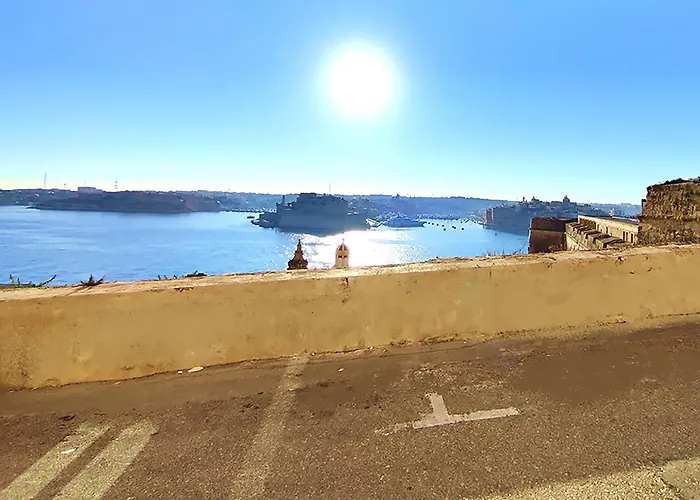 Дом отдыха Wave 24 Savynomad Harbour & Private Jacuzzi Cave Валетта