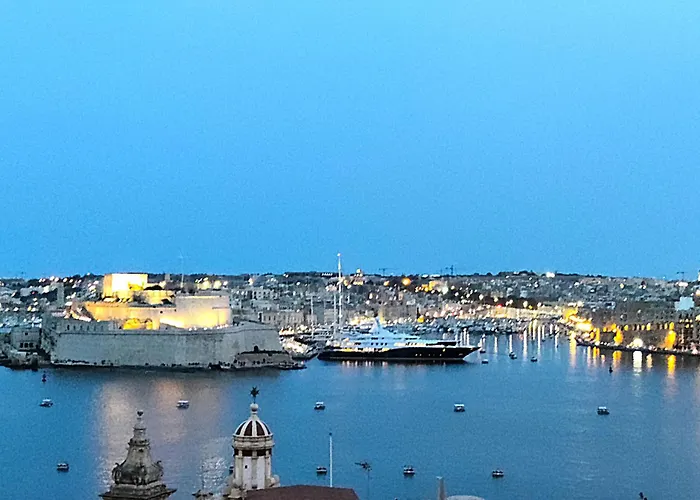 Wave 24 Savynomad Harbour & Private Jacuzzi Cave