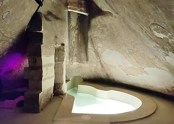 Wave 24 Savynomad Harbour & Private Jacuzzi Cave