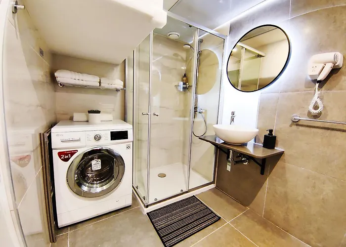 Wave 24 Savynomad Harbour & Private Jacuzzi Cave