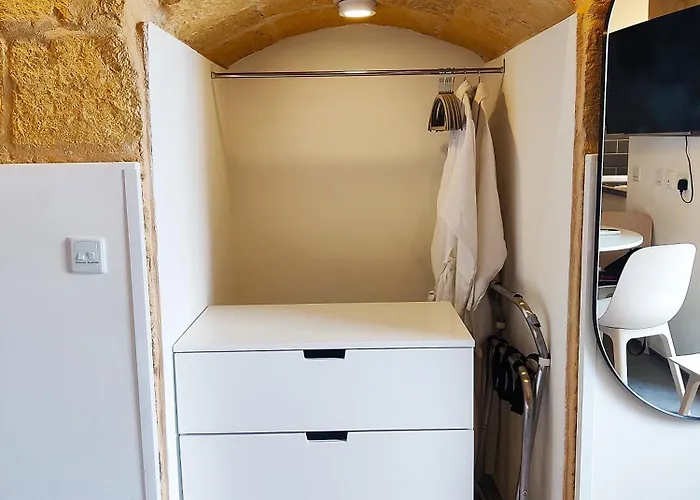 Wave 24 Savynomad Harbour & Private Jacuzzi Cave Дом отдыха Валетта