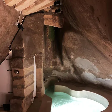 Wave 24 Savynomad Harbour & Private Jacuzzi Cave