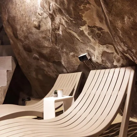 Wave 24 Savynomad Harbour & Private Jacuzzi Cave