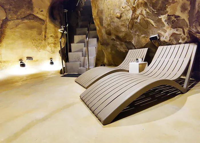 Wave 24 Savynomad Harbour & Private Jacuzzi Cave *