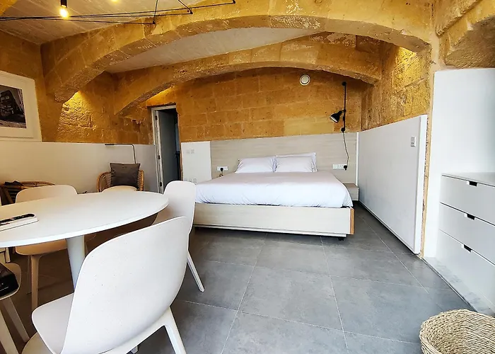 Wave 24 Savynomad Harbour & Private Jacuzzi Cave * ואלטה