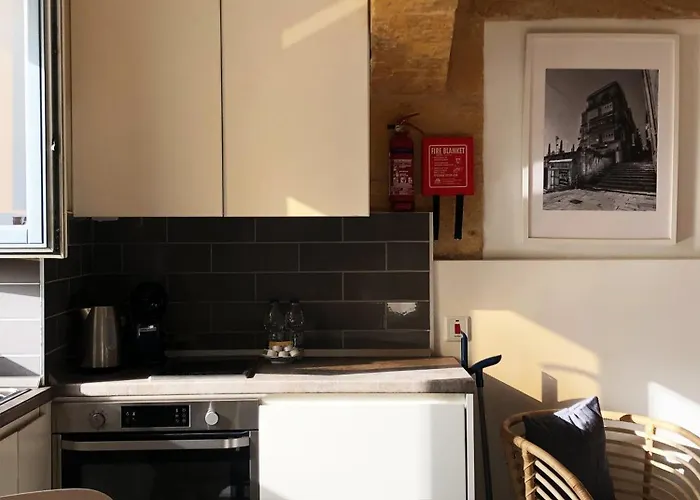 Wave 24 Savynomad Harbour & Private Jacuzzi Cave * ואלטה