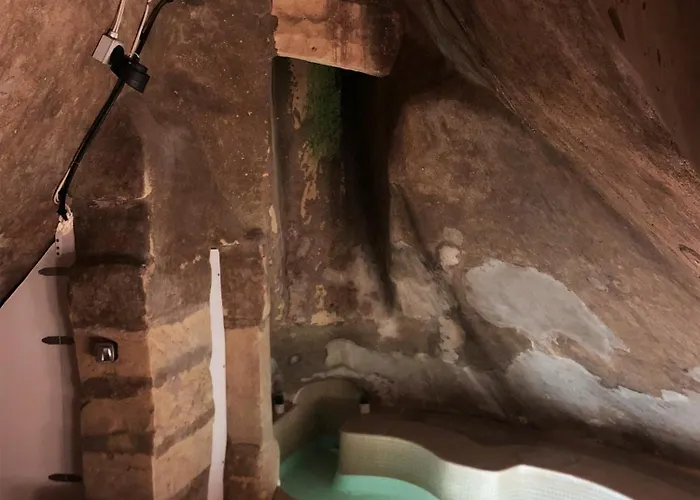 Wave 24 Savynomad Harbour & Private Jacuzzi Cave