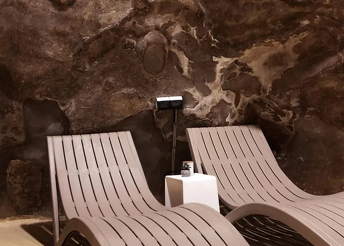 Wave 24 Savynomad Harbour & Private Jacuzzi Cave *