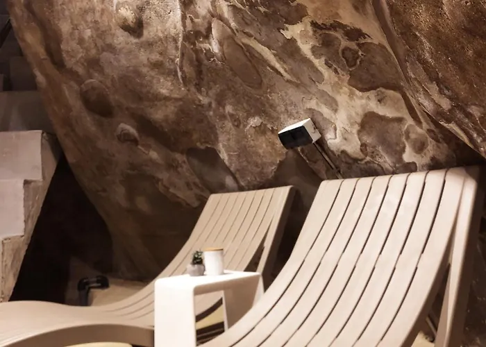 Wave 24 Savynomad Harbour & Private Jacuzzi Cave