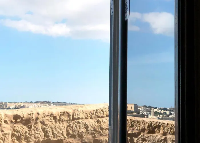 Wave 24 Savynomad Harbour & Private Jacuzzi Cave